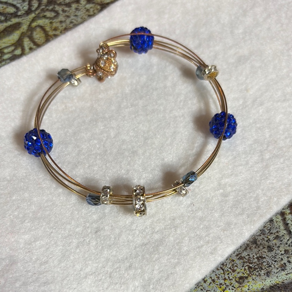Very Unique Elegant Gold, Rhinestone Blue Beaded Bracelet magnetic closure 7.5”